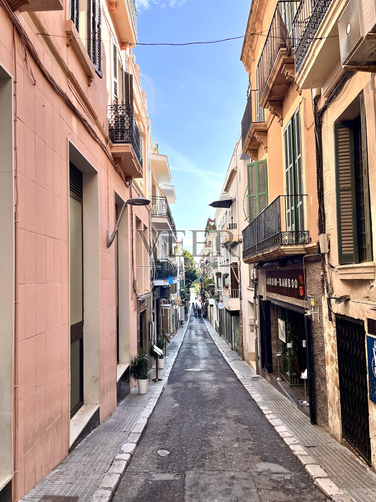 西班牙锡切斯色彩斑斓的建筑物的狭窄街道照片摄影图片