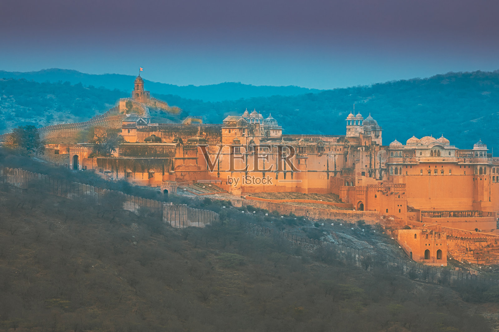 印度拉贾斯坦邦斋浦尔。琥珀堡黄昏时分。全景延时摄影。拉杰普特建筑。斋浦尔热门旅游景点。印度旅行。蓝紫色薰衣草天空。被列入联合国教科文组织世界遗产名录。照片摄影图片