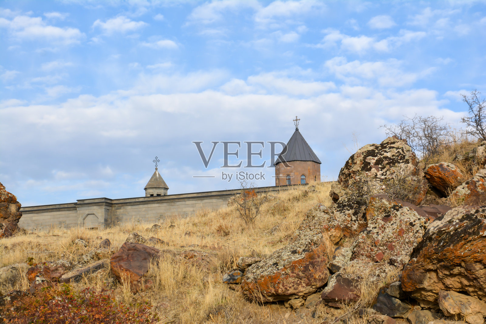 山间修道院。自然中的教堂。亚美尼亚使徒教会。亚美尼亚的基督教。美丽的寺庙。宗教建筑照片摄影图片