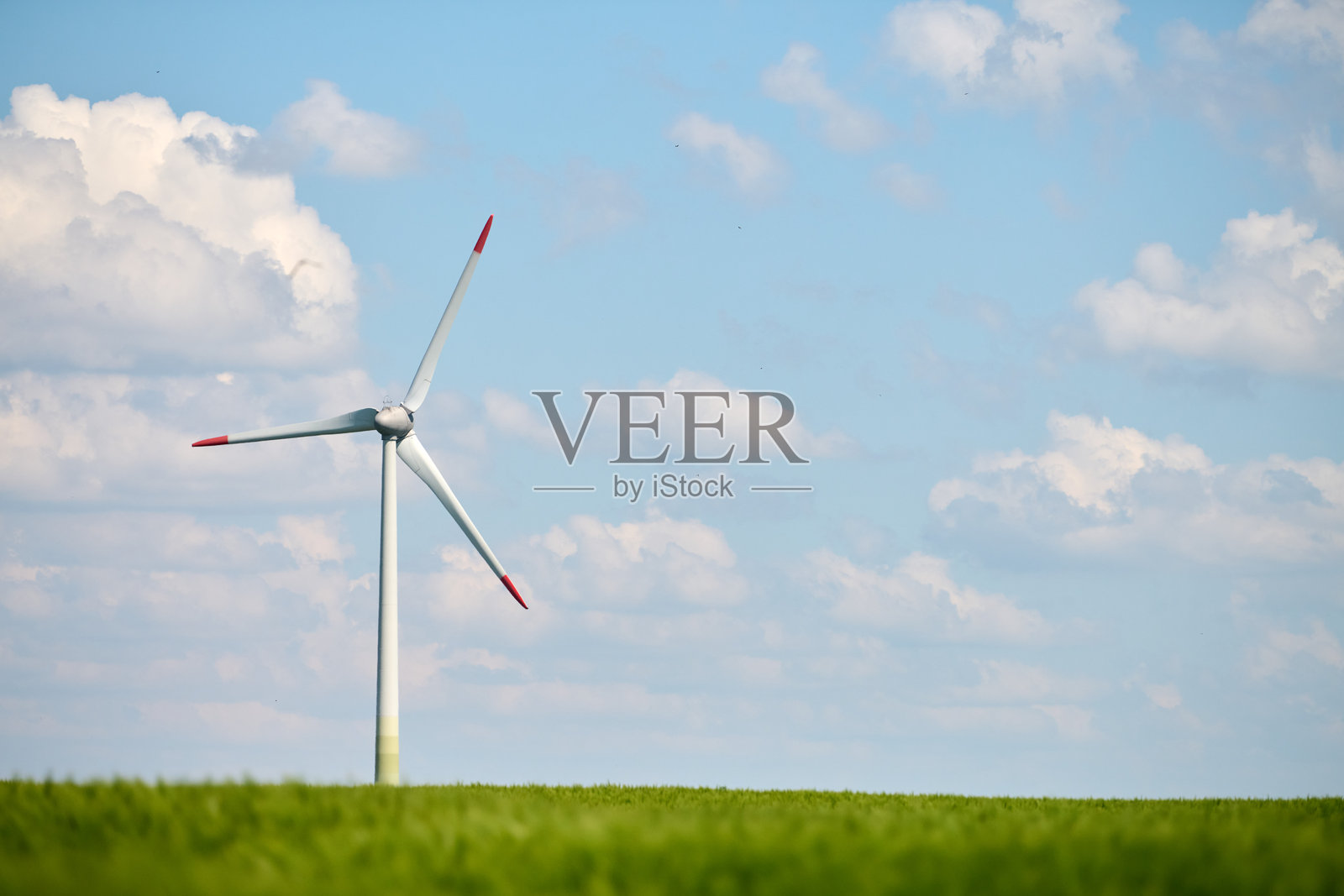 绿地上的风力涡轮机与云彩照片摄影图片