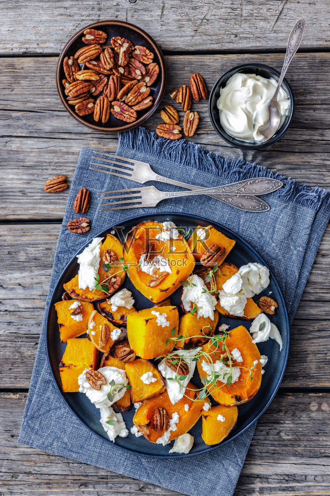 烤南瓜配芝士、百里香和山核桃照片摄影图片