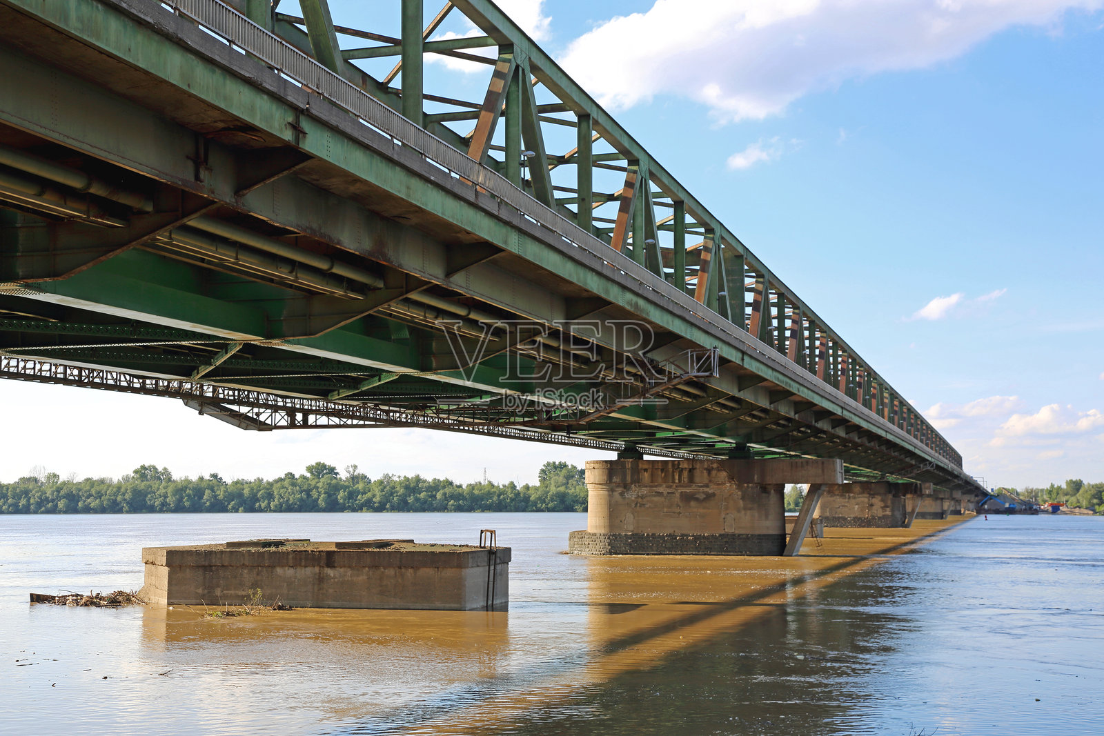 多瑙河上的潘切沃桥照片摄影图片