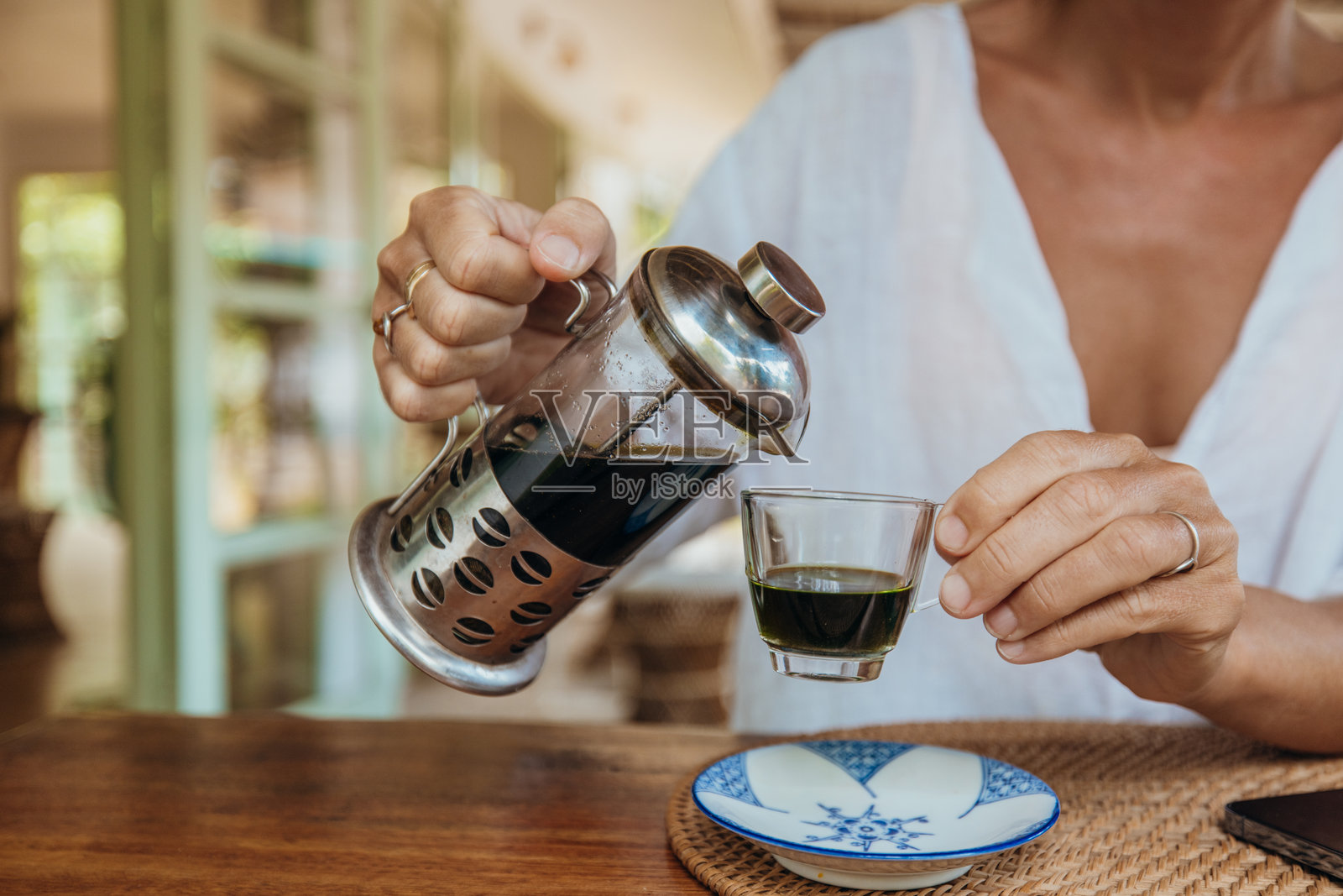 从法压壶中向杯中倒新鲜咖啡照片摄影图片