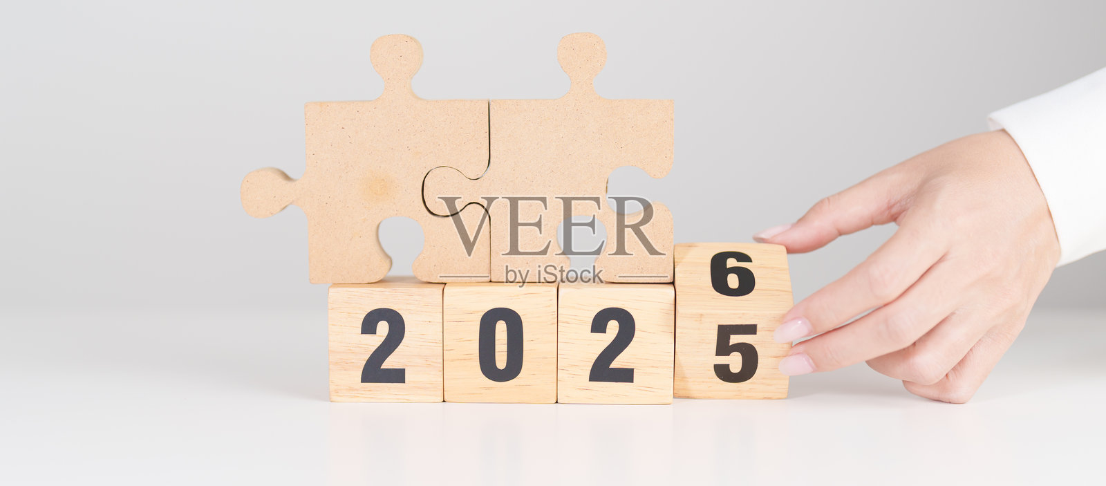 2025年变为2026年的积木块,带有拼图图标。商业流程、团队、团队合作、目标、使命、决议、策略、计划、行动、伙伴关系和新年伊始照片摄影图片