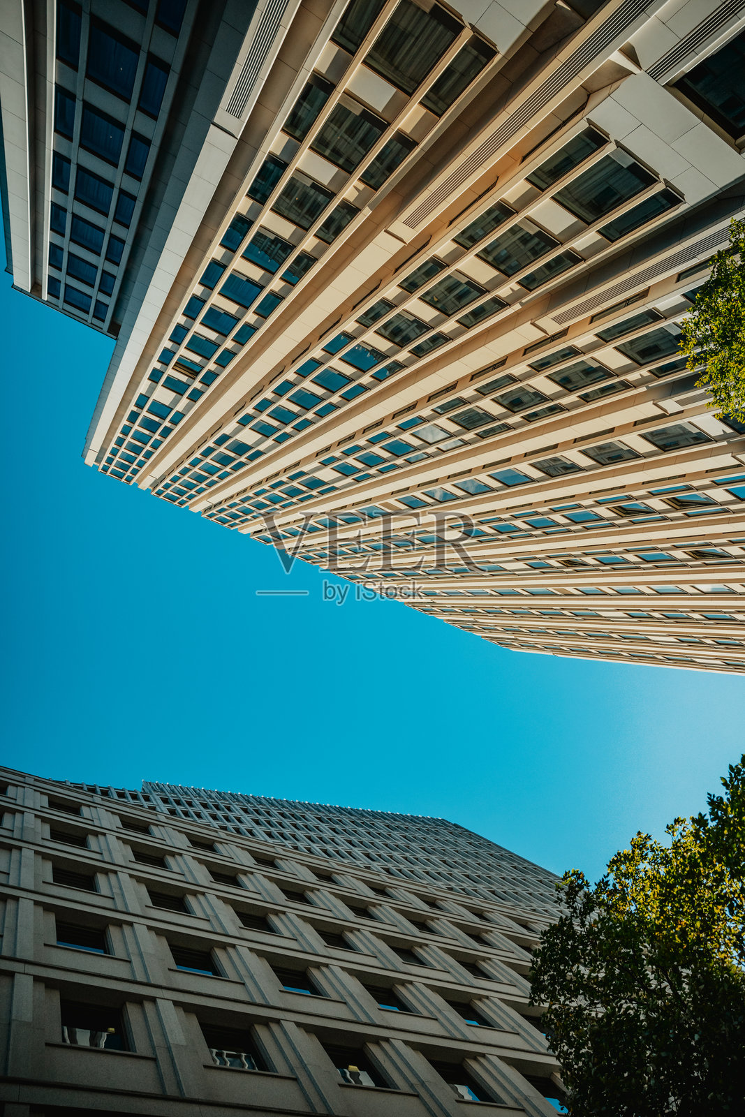 柏林建筑的独特视角,展示了晴朗蓝天下充满活力的城市生活照片摄影图片