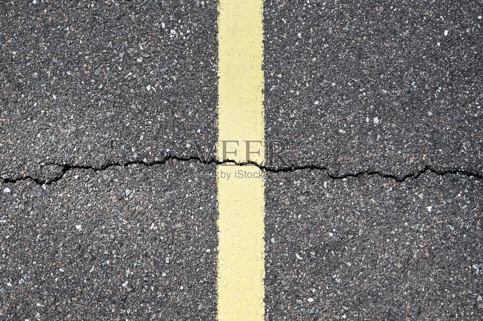 带黄色交通线的裂缝沥青路面照片摄影图片