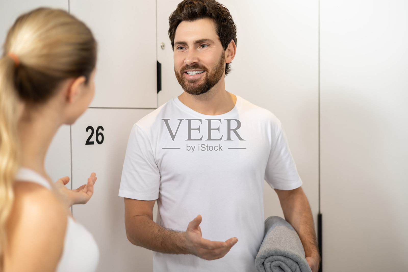 一对男女在健身房锻炼后兴奋地交谈照片摄影图片