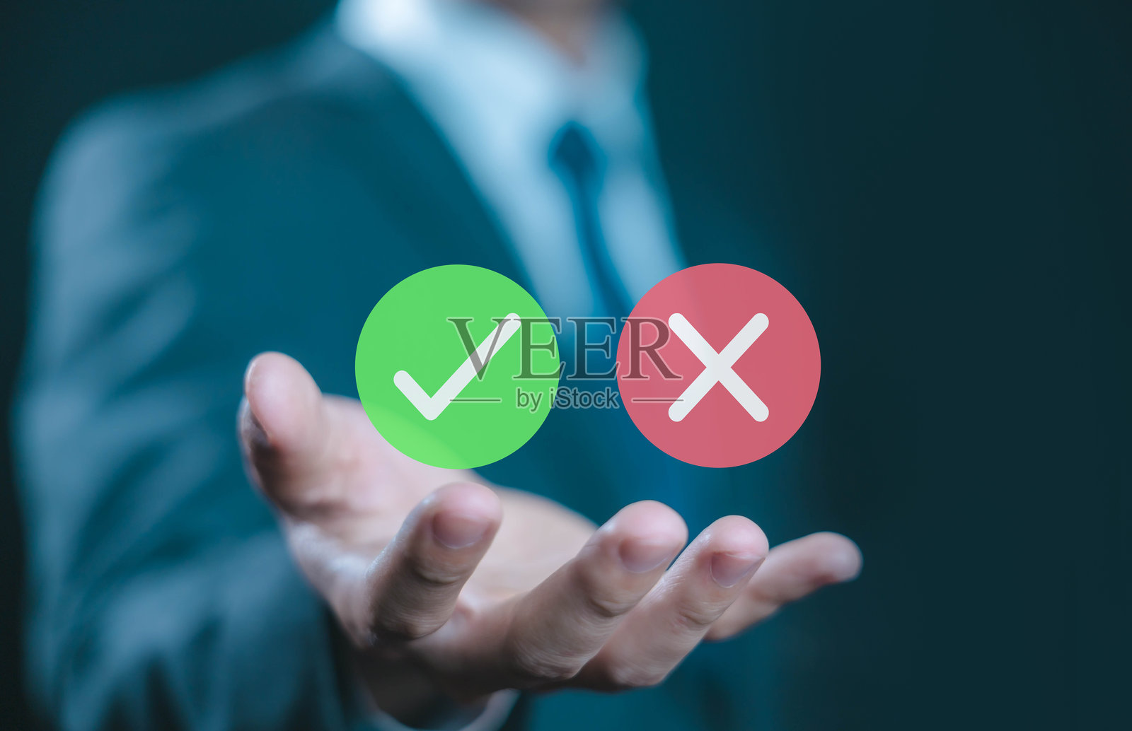 商人使用笔记本电脑,带有对勾和叉图标,象征着决策、审批流程、评估、质量控制和商业选择。是或否的概念。照片摄影图片