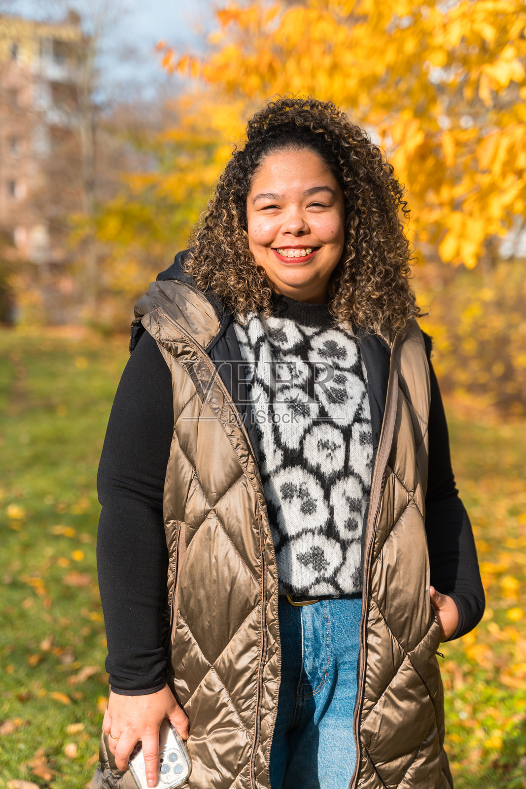 一位巴西女士在德累斯顿的秋季公园里微笑照片摄影图片