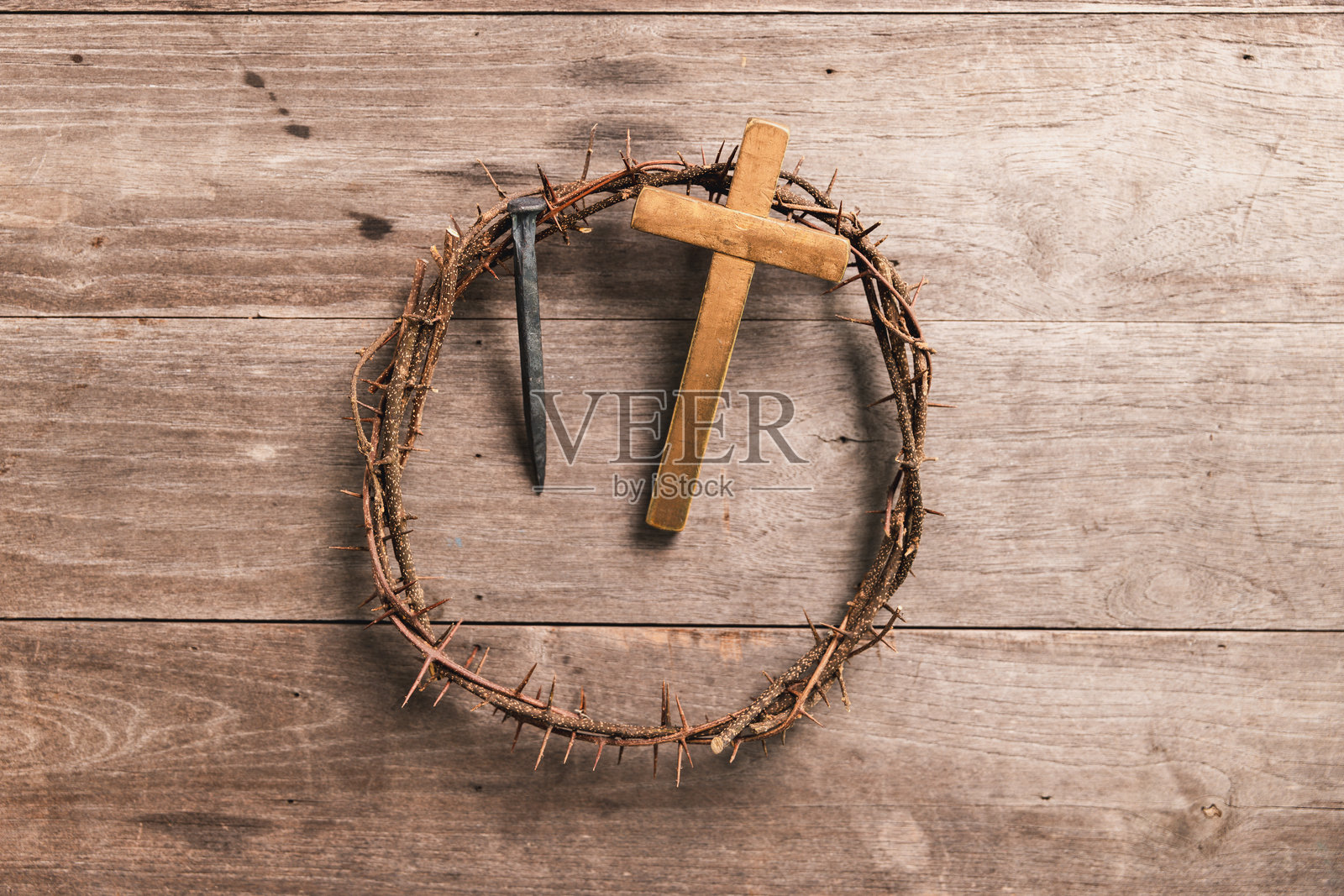 荆棘冠冕与木制十字架、铁钉放在桌上,象征基督教信仰、牺牲、受难、复活节反思,以及用于崇拜、祈祷、虔诚概念的宗教背景照片摄影图片
