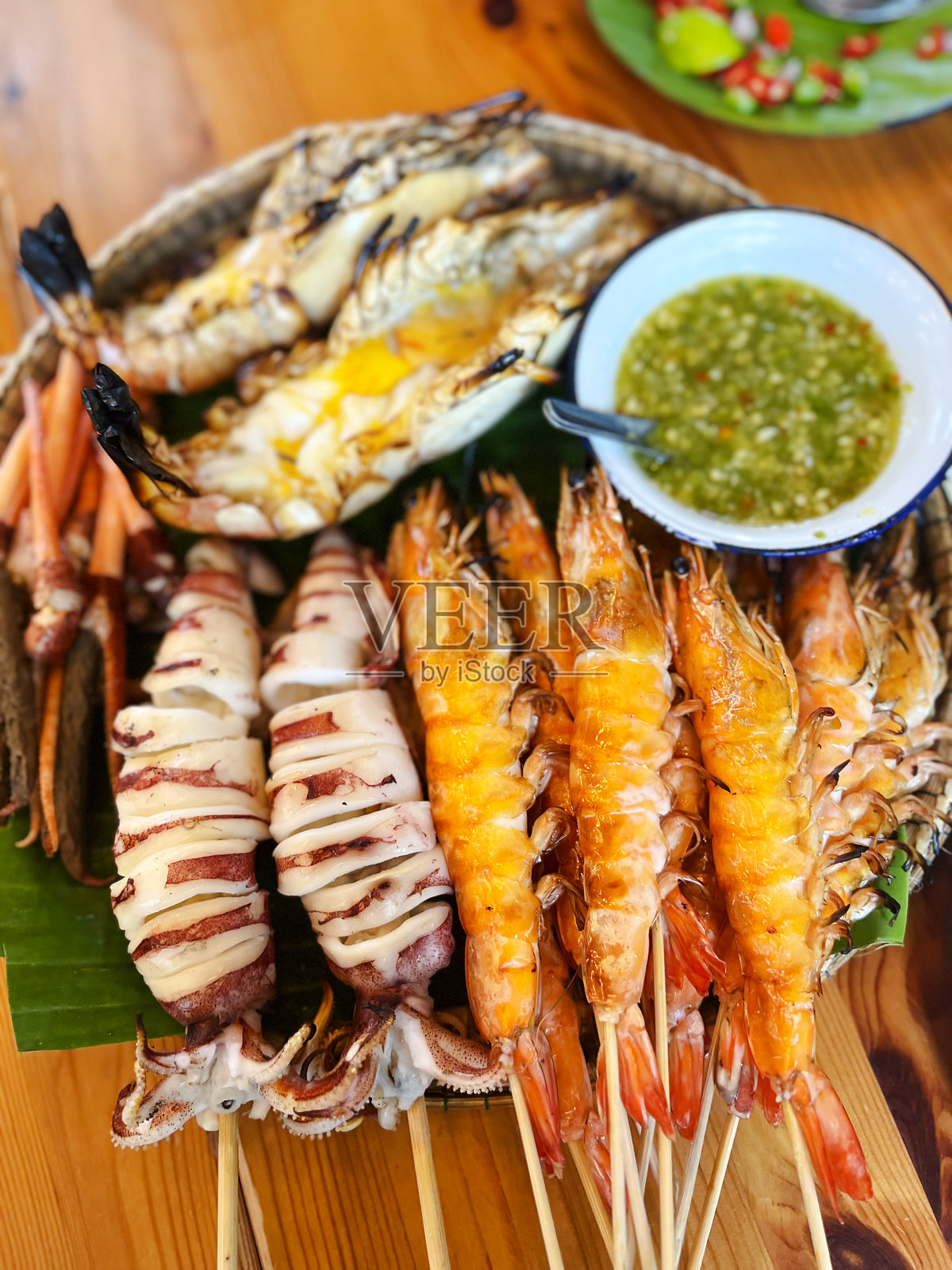 泰式烤海鲜拼盘照片摄影图片