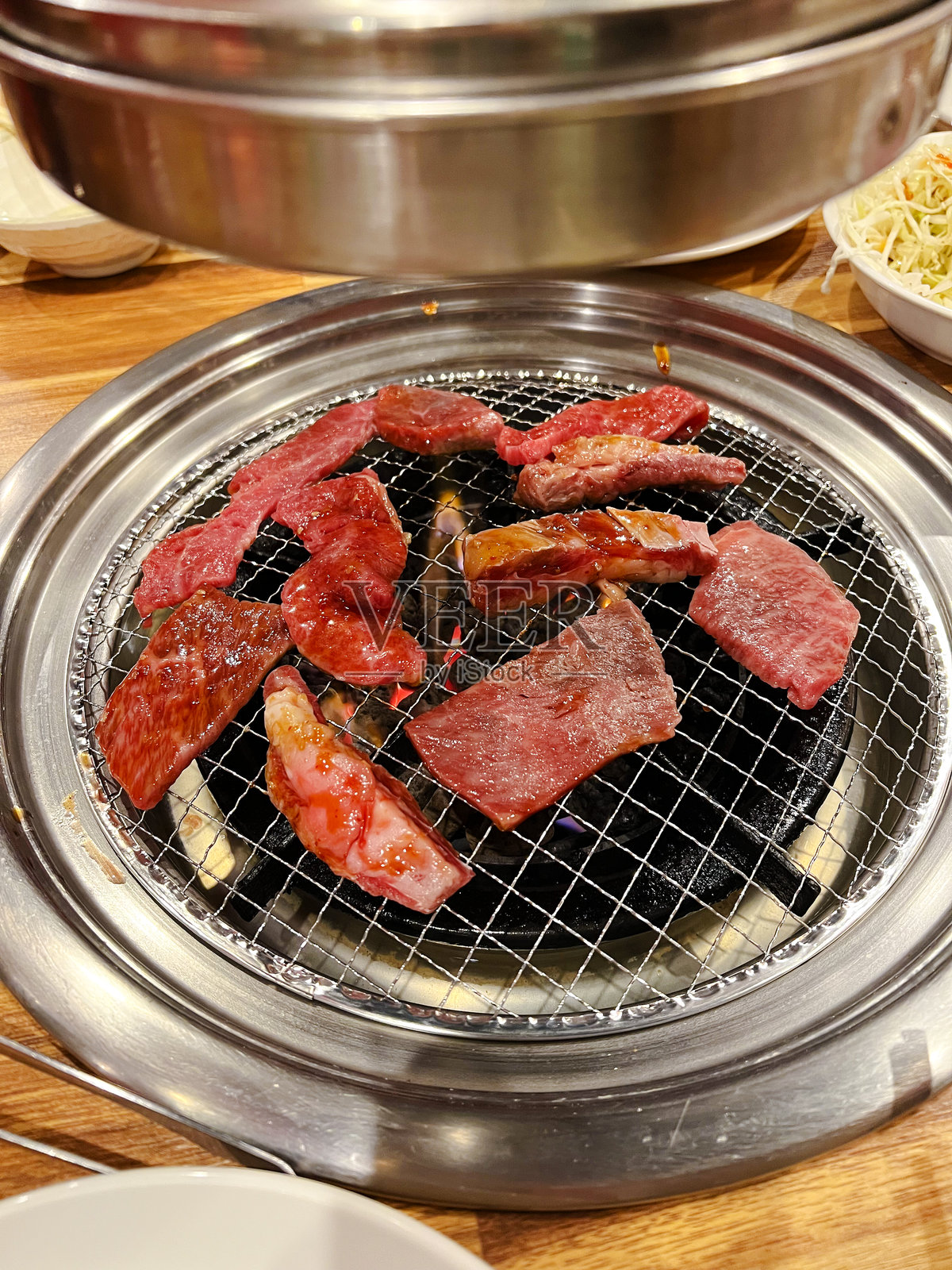日式烤肉桌上烤架与牛肉照片摄影图片