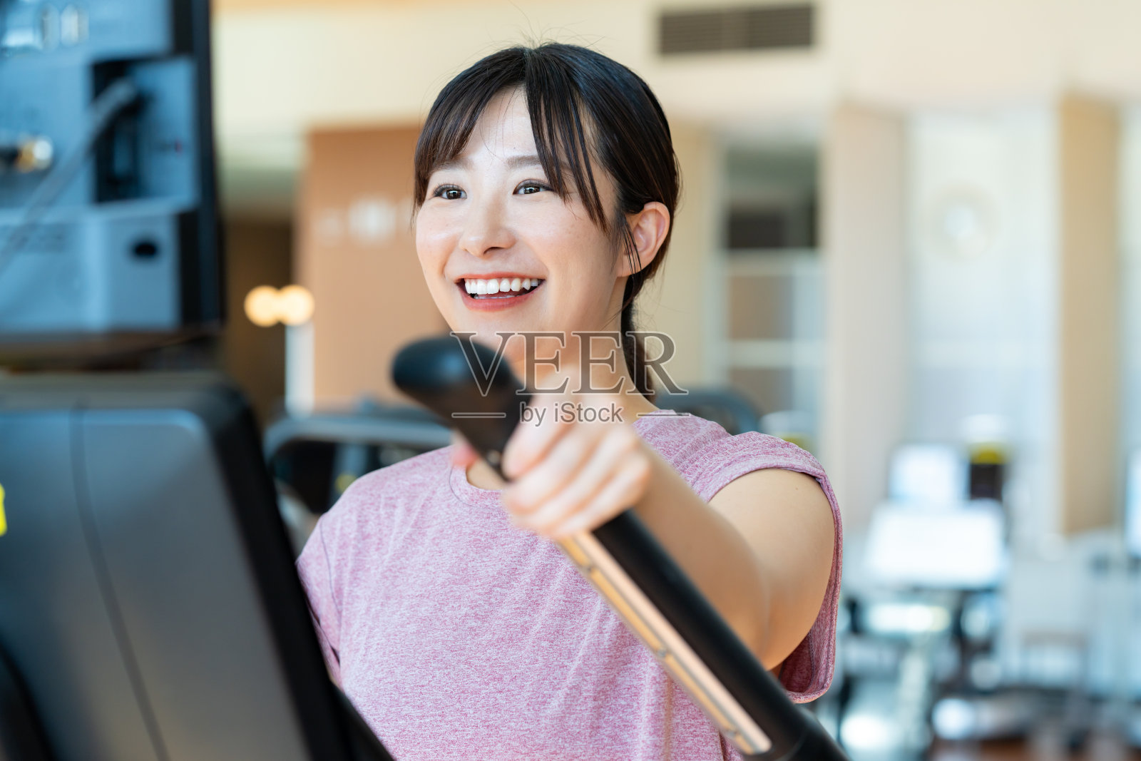 男士和女士在健身房训练照片摄影图片