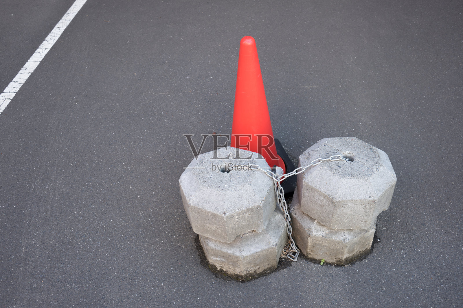 停车场锥筒和配重照片摄影图片