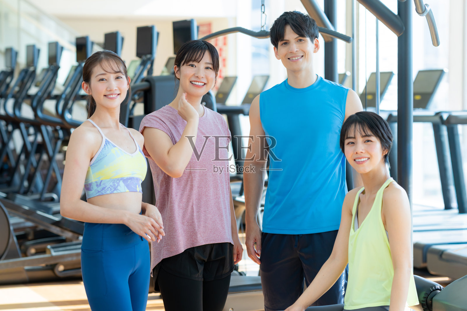 男女在健身房训练照片摄影图片