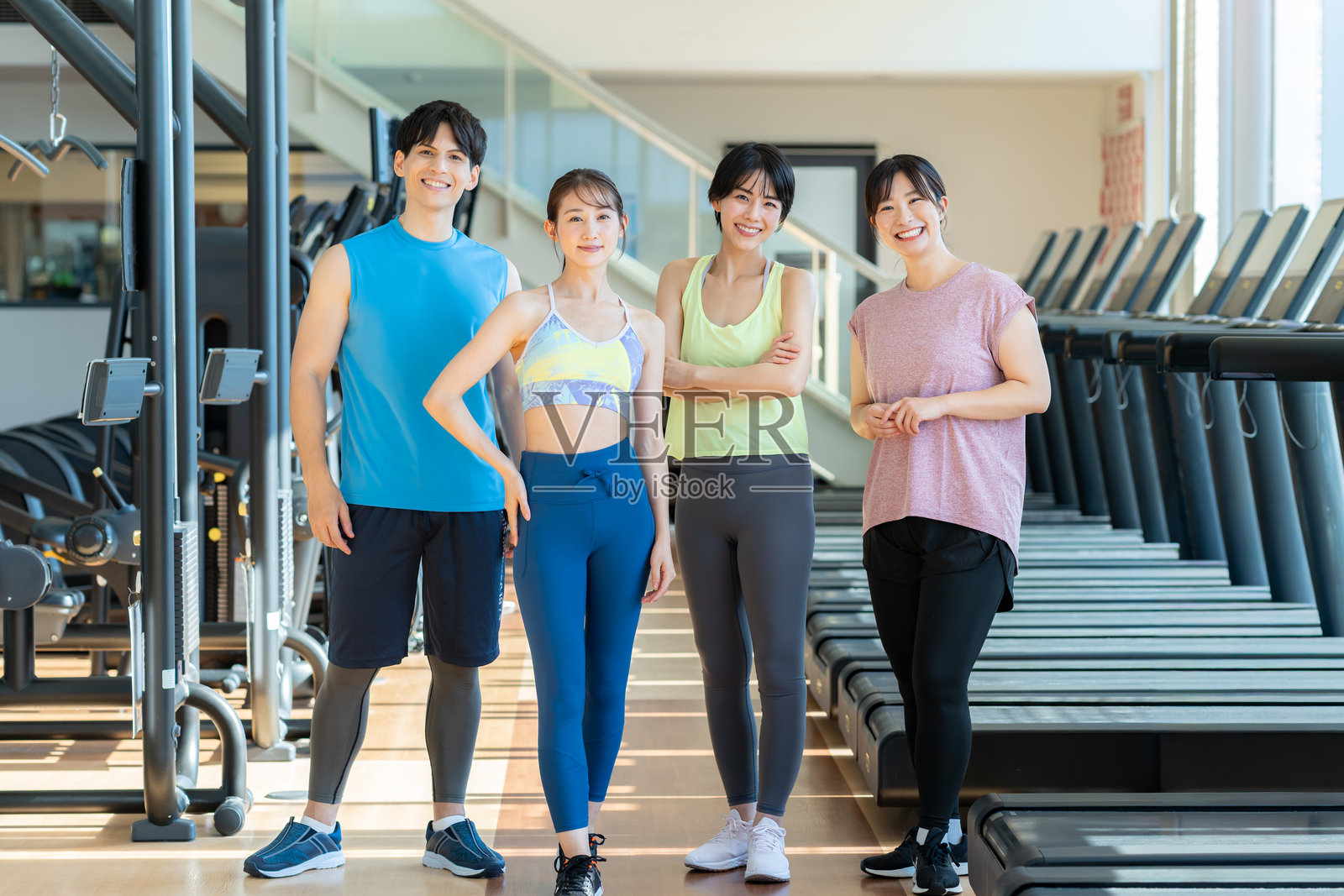 男人和女人在健身房训练照片摄影图片