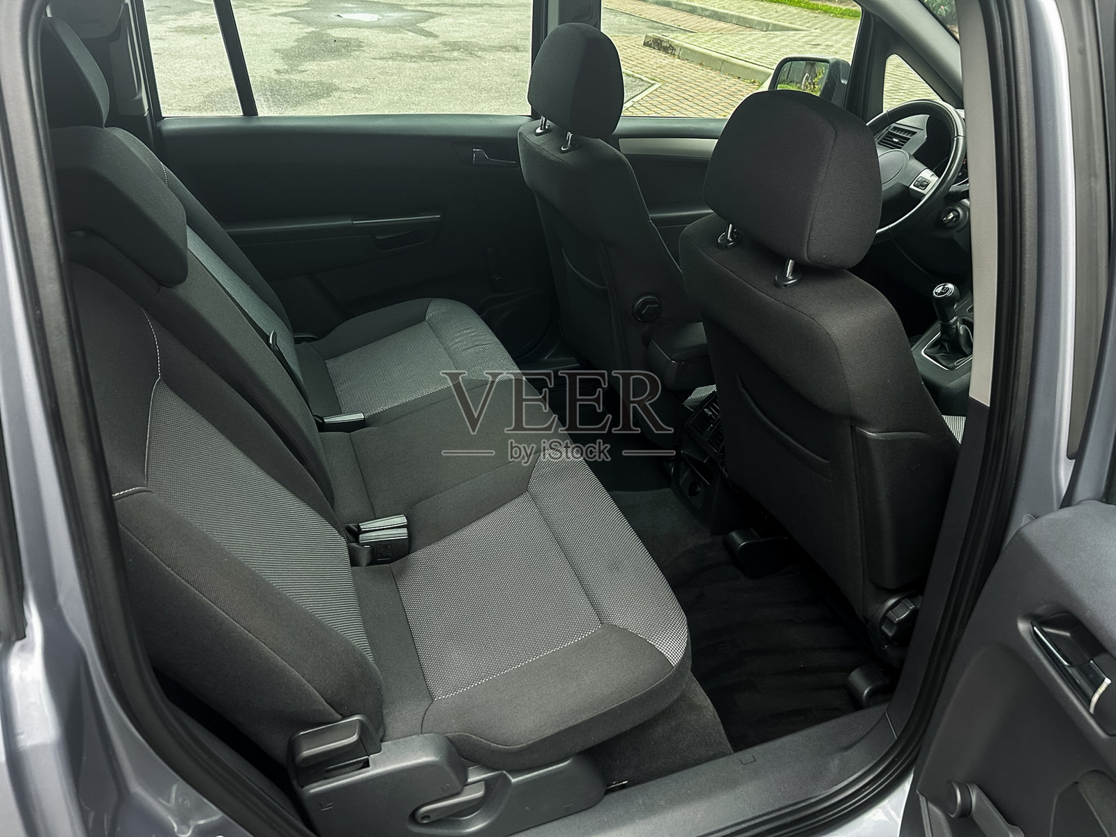 宽敞的后排座椅,现代汽车,展示了城市旅行和冒险中乘客的舒适性和实用性照片摄影图片