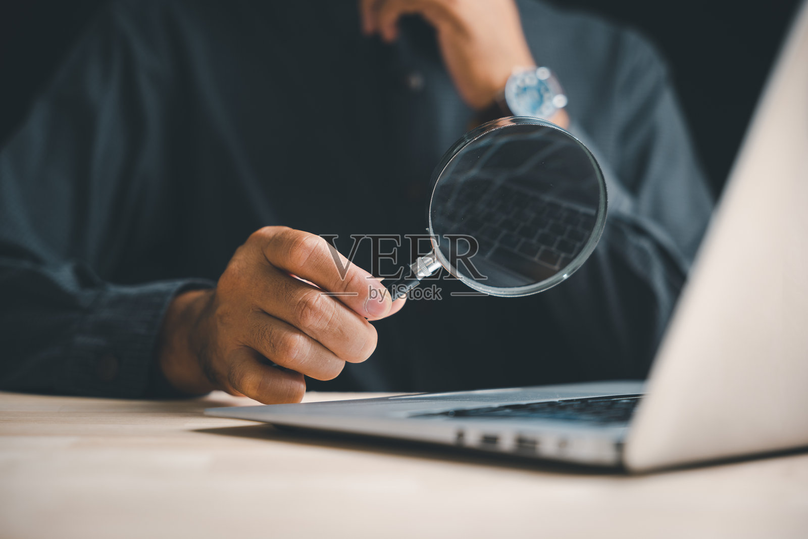 男人手部特写,做出搜索手势和姿势,清晰地表示检查,这是审计和分析商业计算机数据时的专业标志照片摄影图片