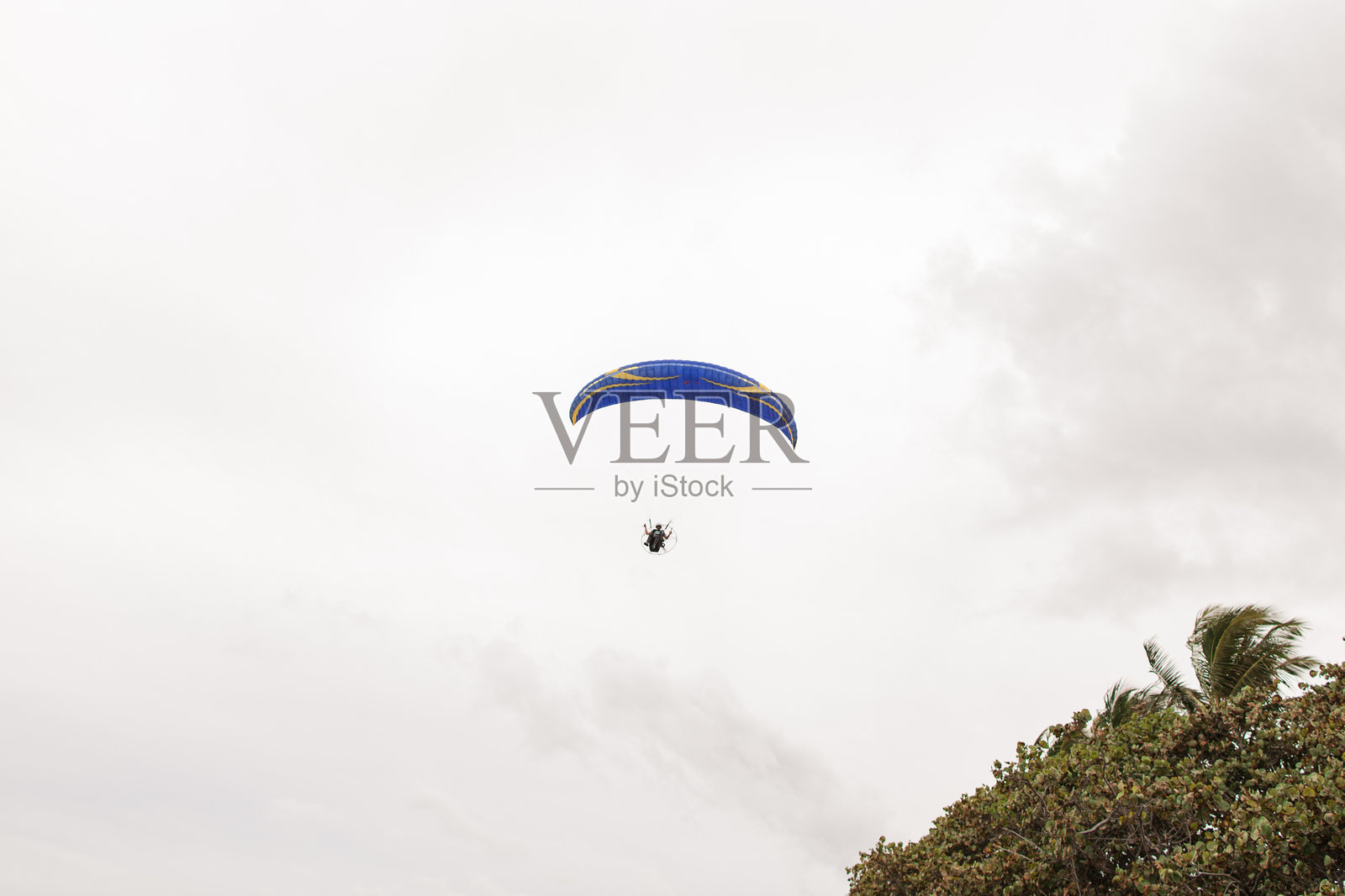 2025年12月,佛罗里达州朱庇特,一名男子在玩滑翔伞照片摄影图片