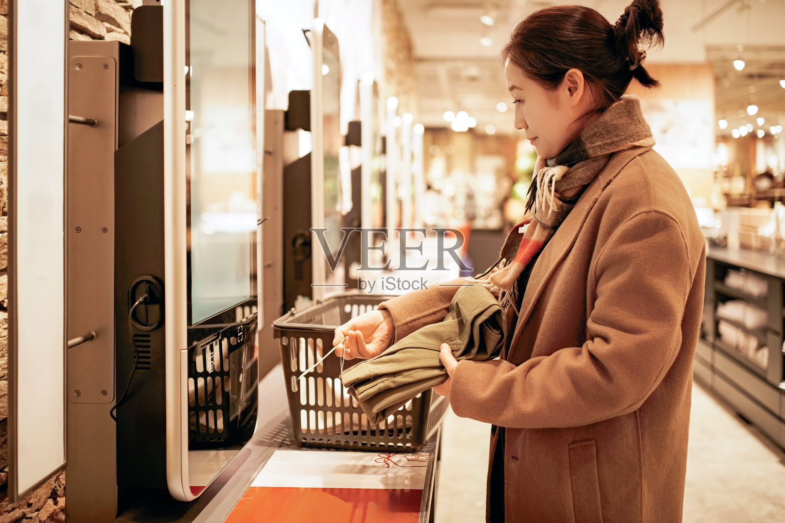 女性在零售店选购服装照片摄影图片