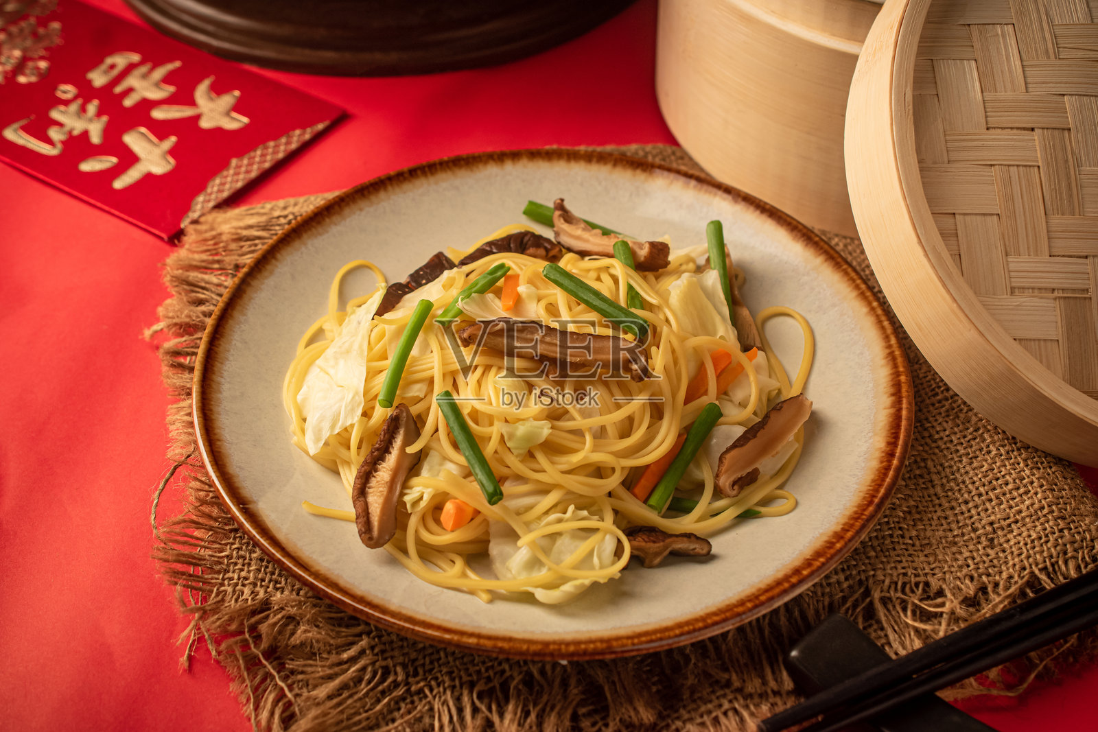 传统中式长寿面,农历新年庆祝照片摄影图片