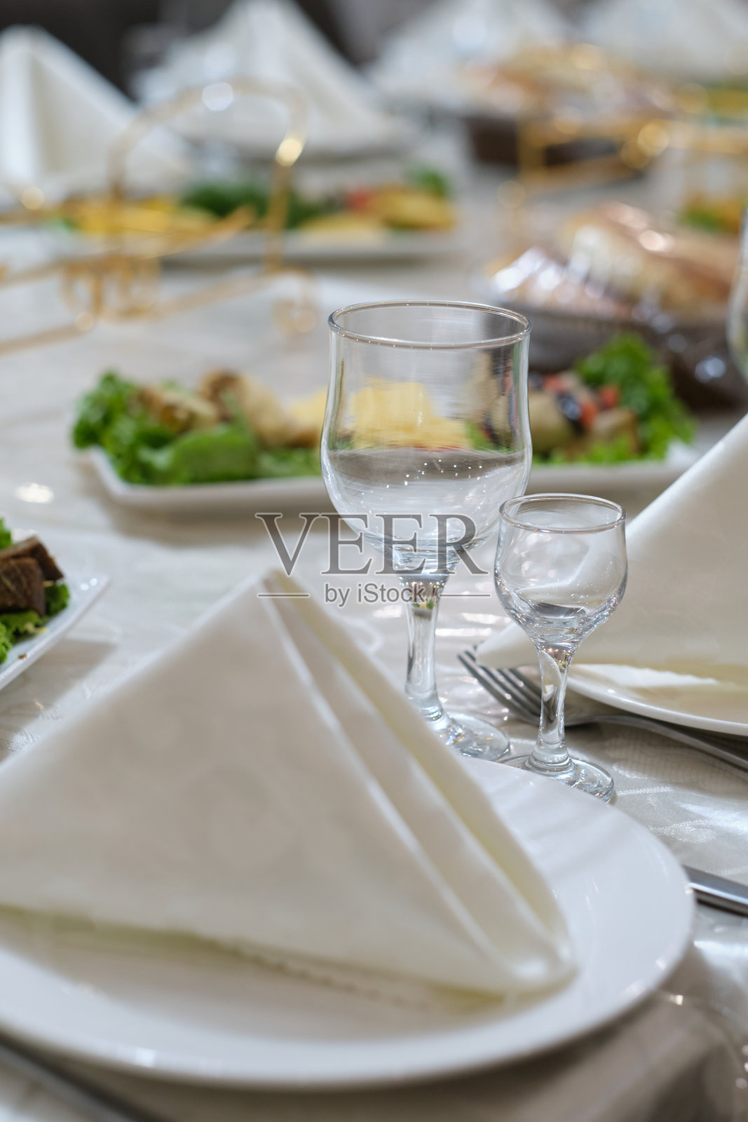 为婚礼或其他宴会活动晚餐布置的餐桌。照片摄影图片