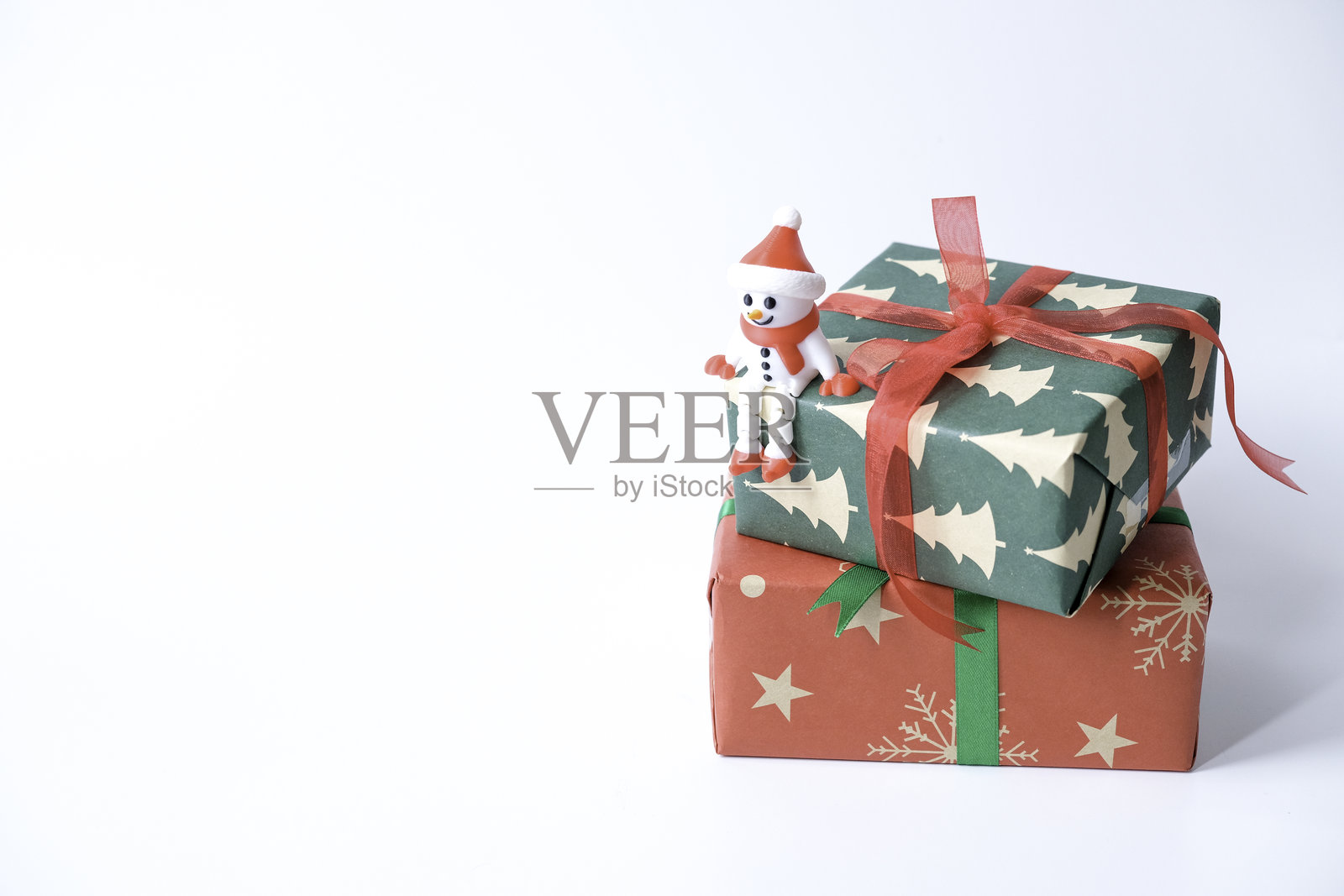 红绿色带蝴蝶结的圣诞礼物,纯白背景下孤立照片摄影图片