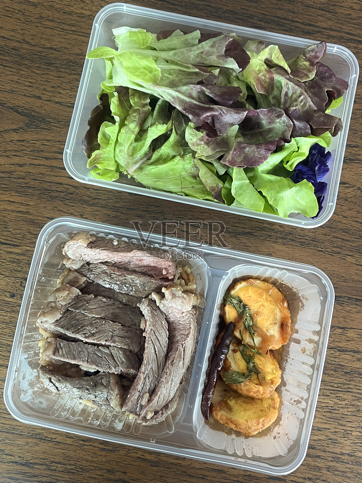 切片烤牛肉配煎煮鸡蛋、罗望子酱和新鲜生菜沙拉,美味佳肴,即食,诱人午餐照片摄影图片