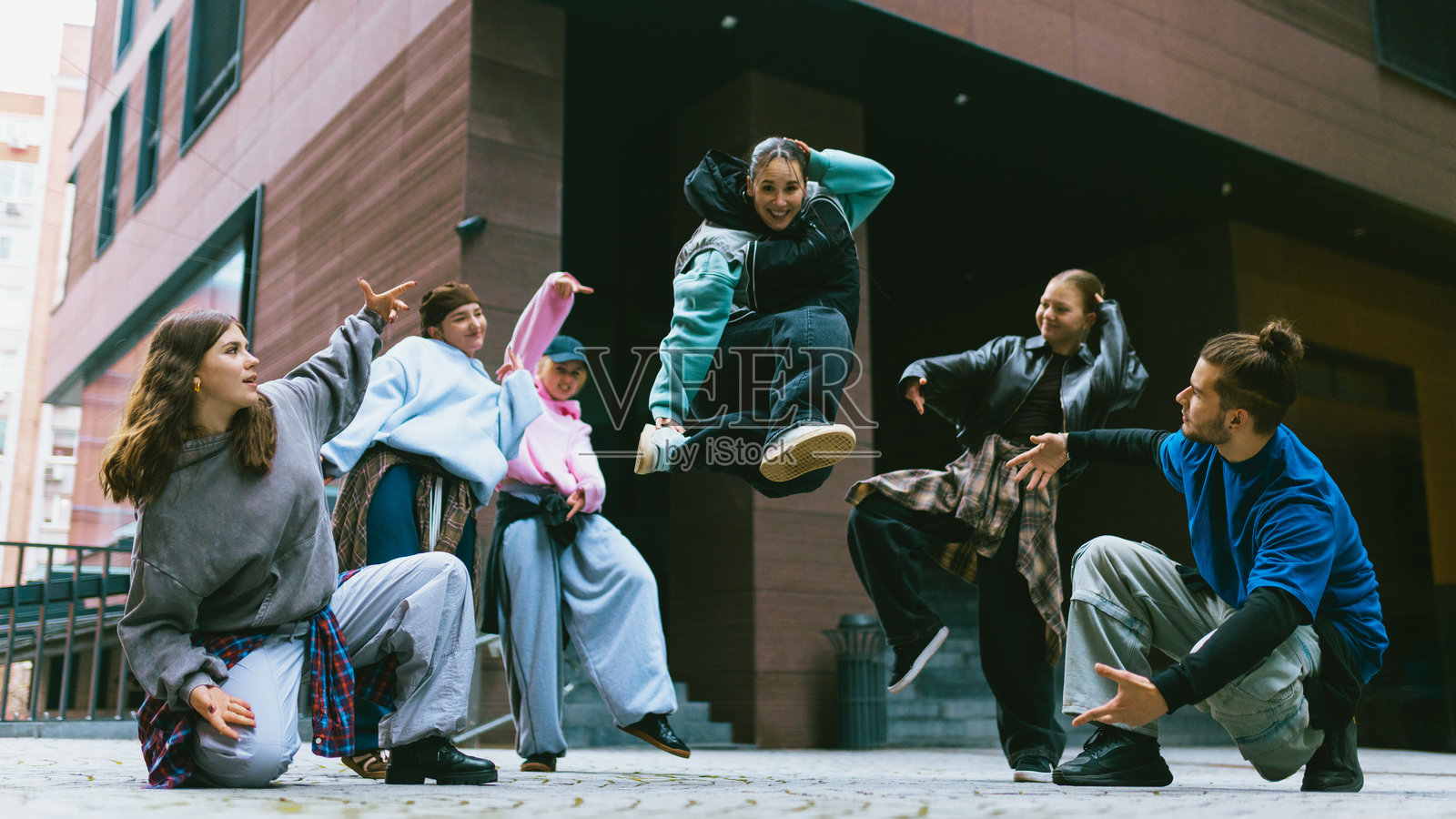 一群嘻哈舞者在城市环境中创作醒目的视觉内容照片摄影图片