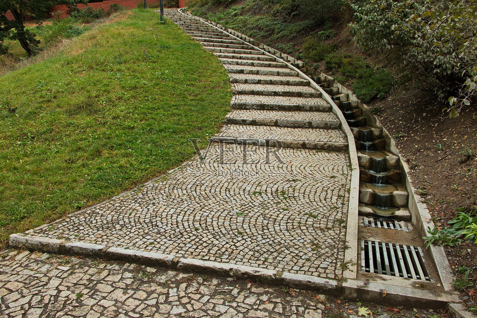 捷克共和国、欧洲、中欧布拉格佩特任山公园里的步行道照片摄影图片