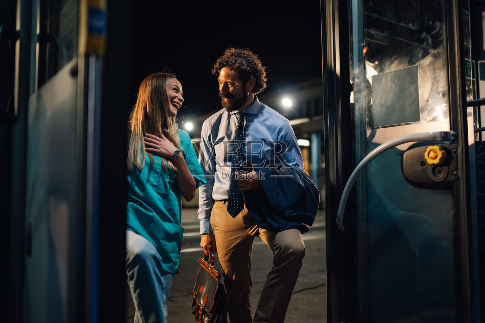 夜间,专业人士在交谈中欢笑照片摄影图片