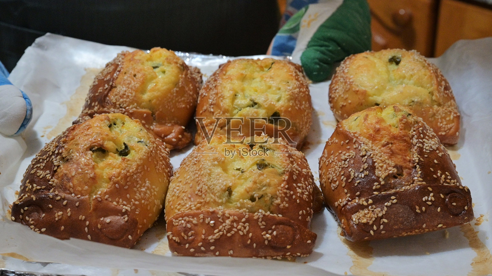 塞浦路斯传统奶酪面包,一种美味的希腊复活节奶酪面包。照片摄影图片