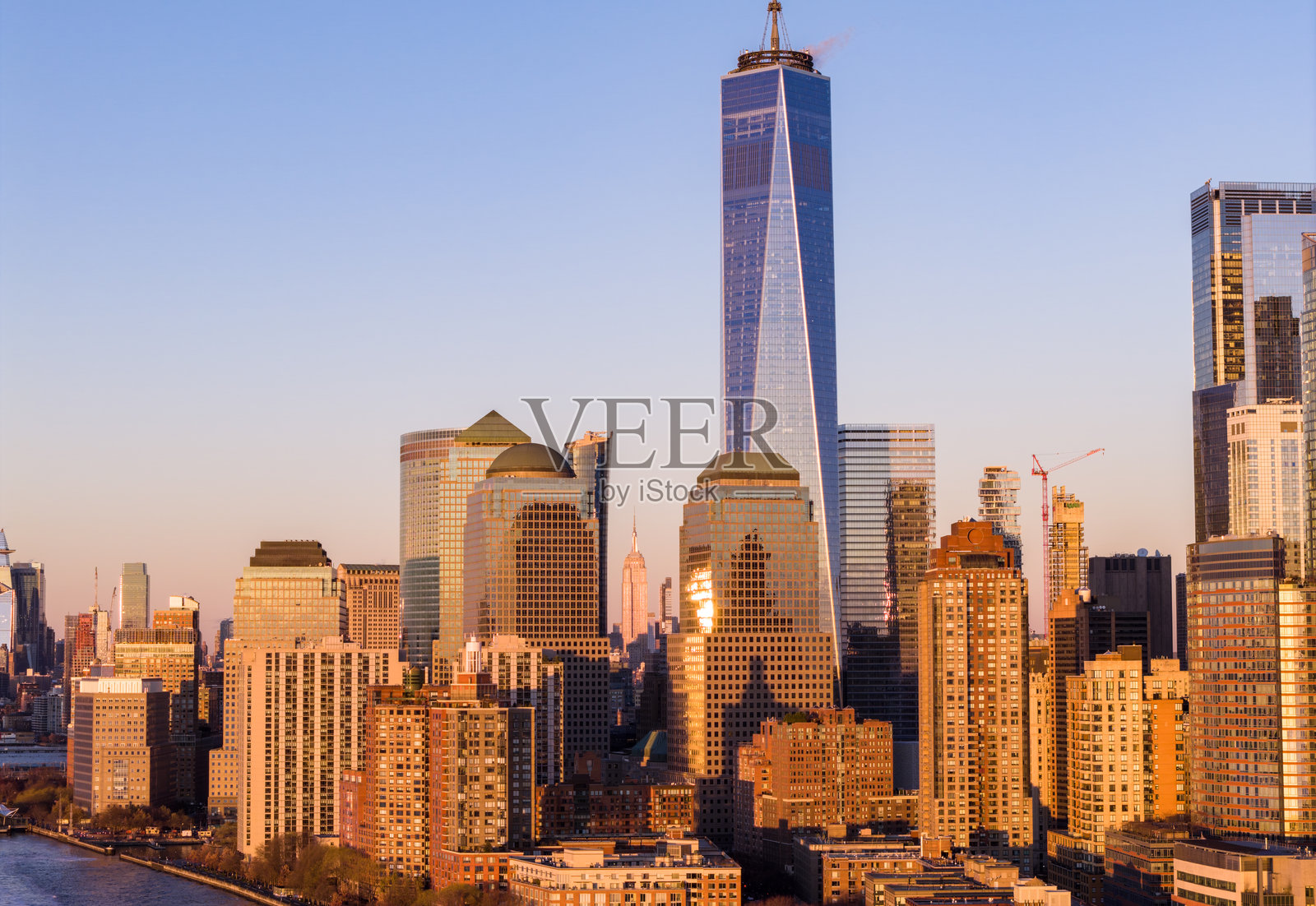 曼哈顿全景天际线,纽约市摩天大楼在黄昏时分。纽约市曼哈顿天际线夜景全景。黄昏时纽约曼哈顿的全景城市景观。照片摄影图片