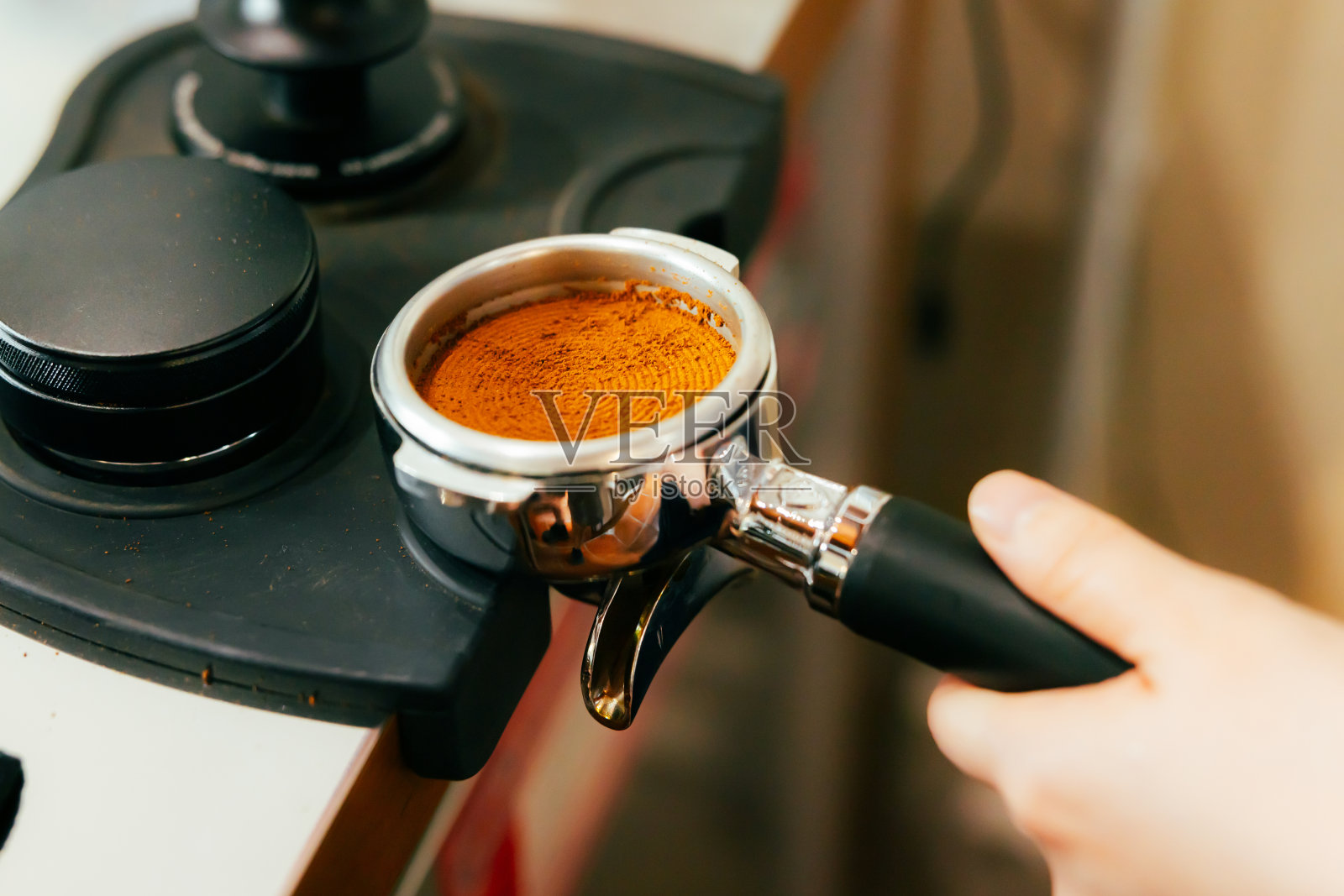 咖啡师在咖啡店制作新鲜浓缩咖啡照片摄影图片