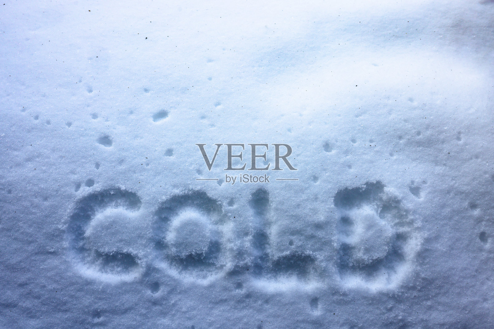 雪地里的“冷”字照片摄影图片