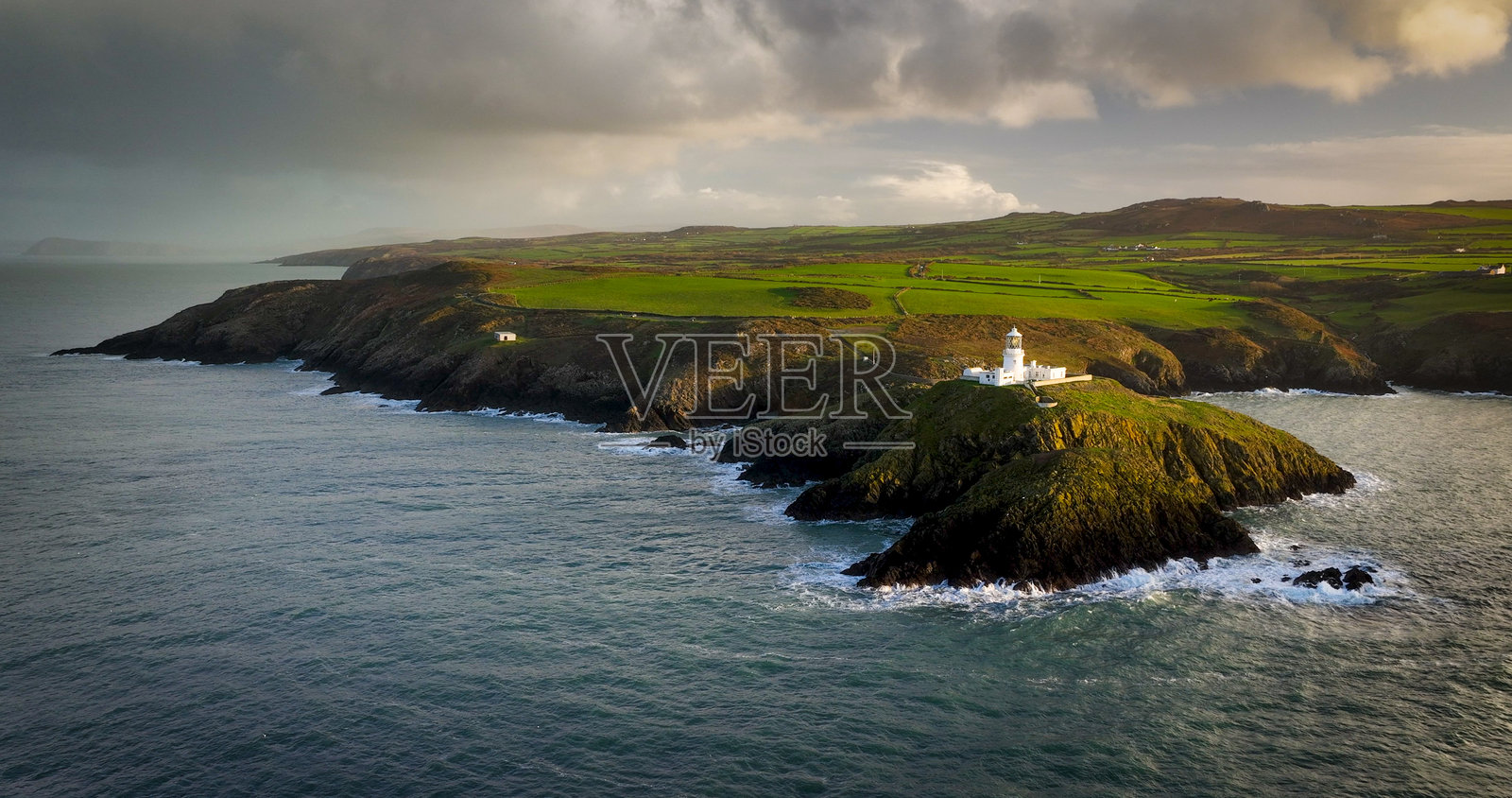 彭布罗克郡灯塔日落时分照片摄影图片