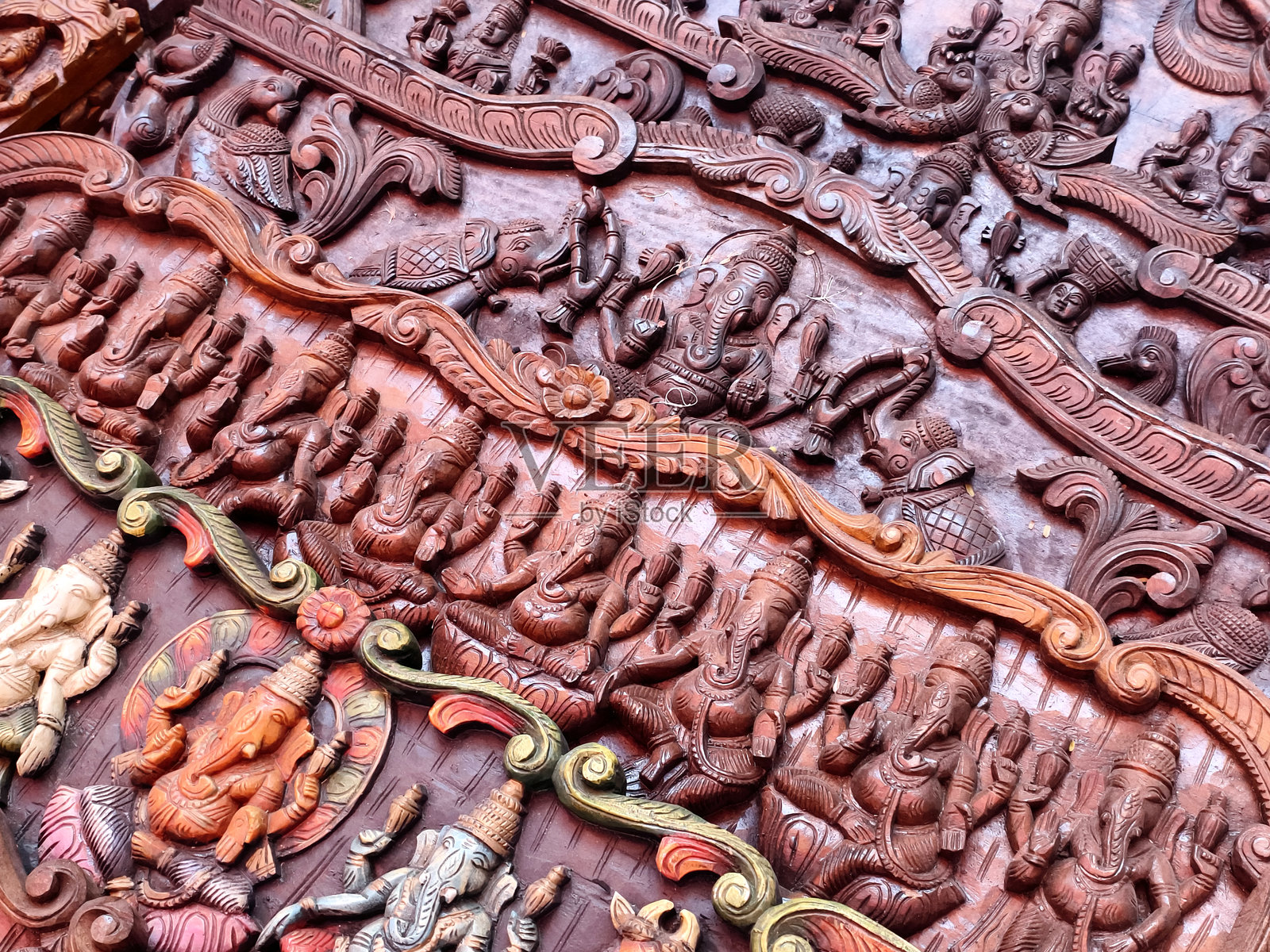 木雕印度神像,木刻,精美艺术设计的木制秋千。照片摄影图片