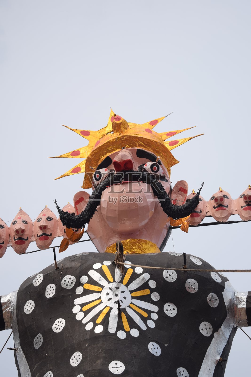 在德里拉姆利拉广场的杜塞拉节上,拉瓦那的神像被点燃,人们在庆祝罗摩战胜邪恶的杜塞拉集市上点燃巨大的拉瓦那雕像。照片摄影图片