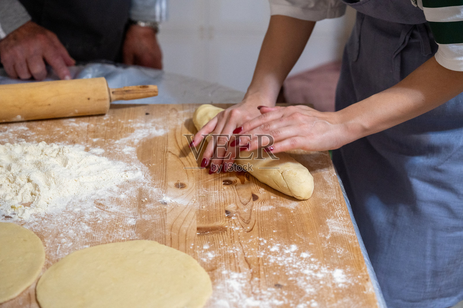木板上揉好的面团被切开照片摄影图片