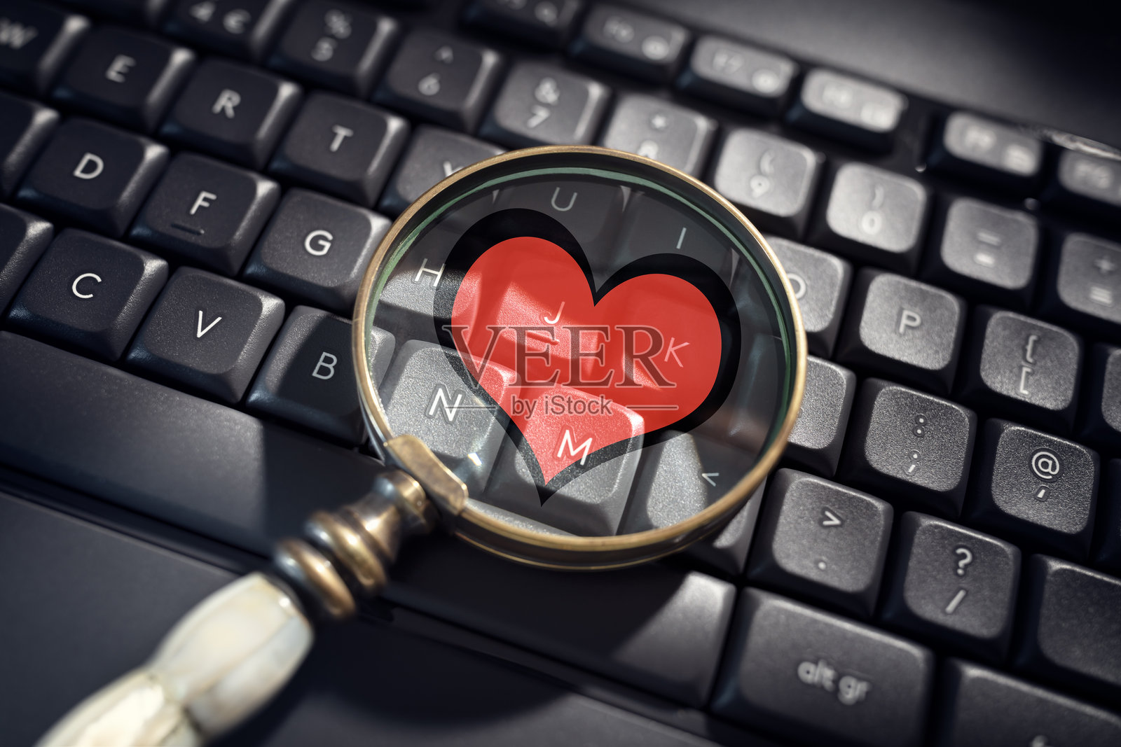 网络约会,放大镜和爱心概念,象征在线交友照片摄影图片