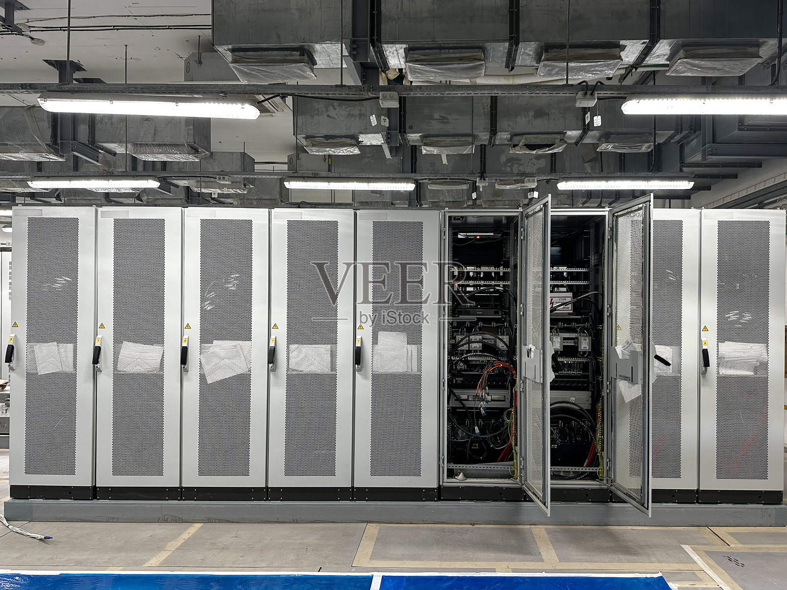 技术室内的现代服务器机柜照片摄影图片