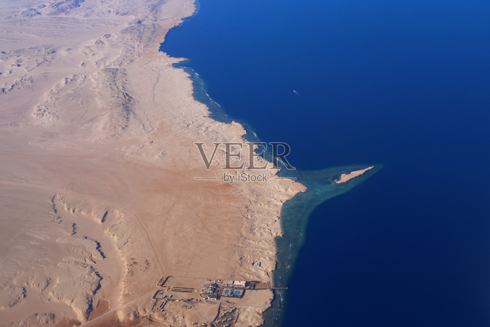 从空中俯瞰埃及沙漠海岸线以及赫尔格达附近的红海照片摄影图片