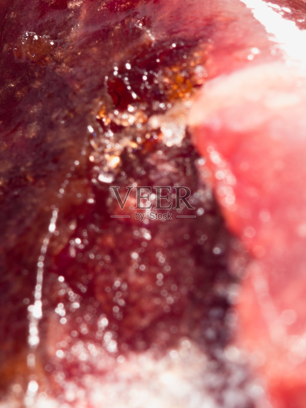 一块带有红色污渍的肉的特写照片摄影图片