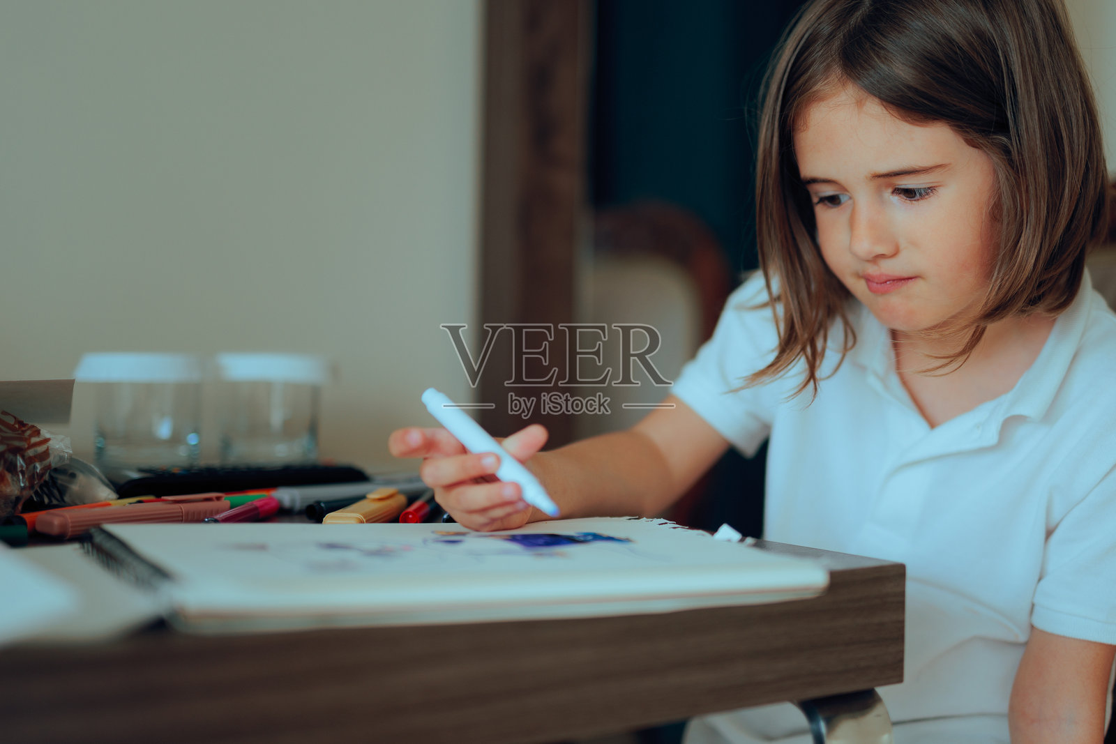 小女孩困惑地试图凭空想象画画照片摄影图片