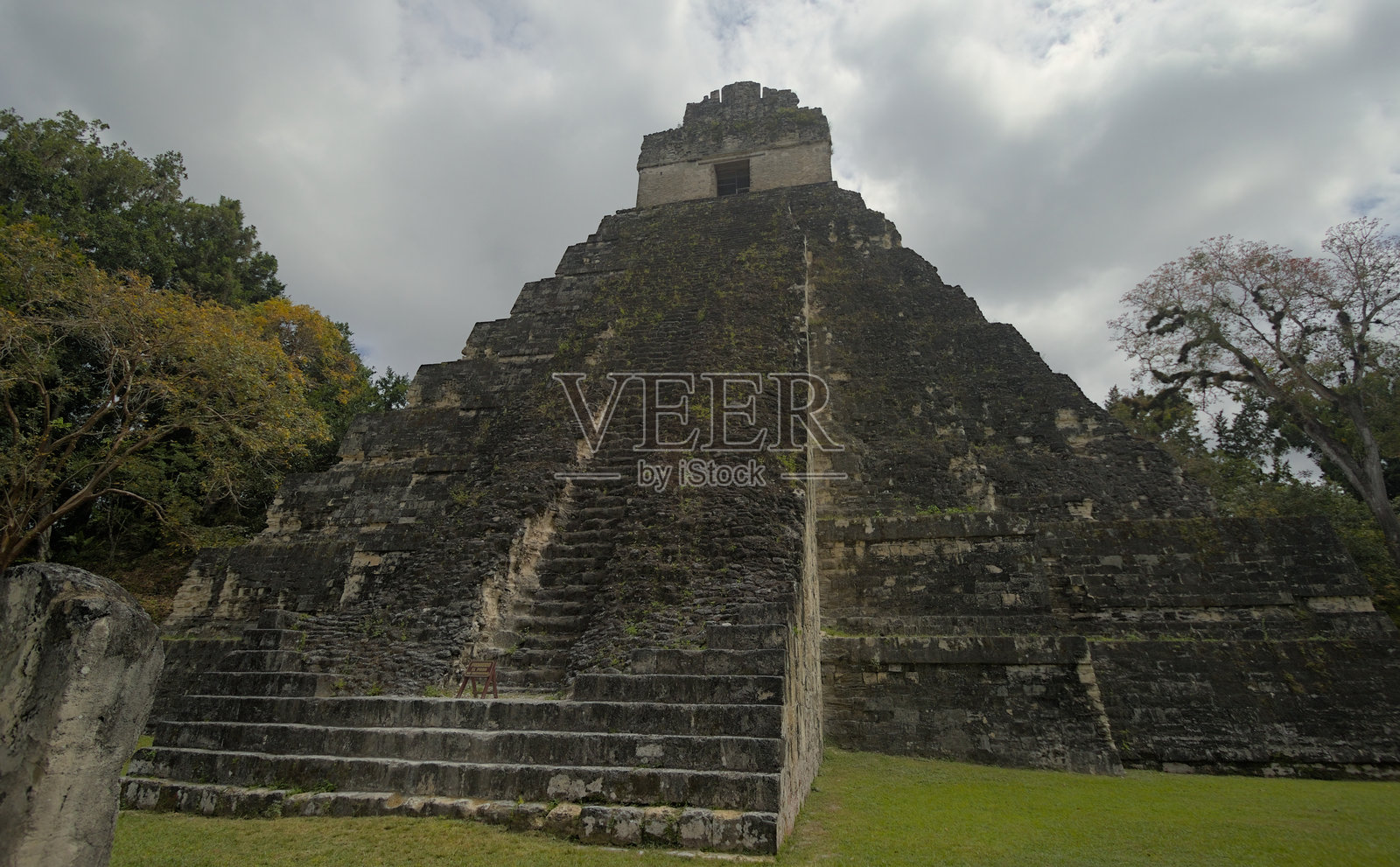 宏伟的虎鲸金字塔被生机勃勃的热带雨林环绕照片摄影图片