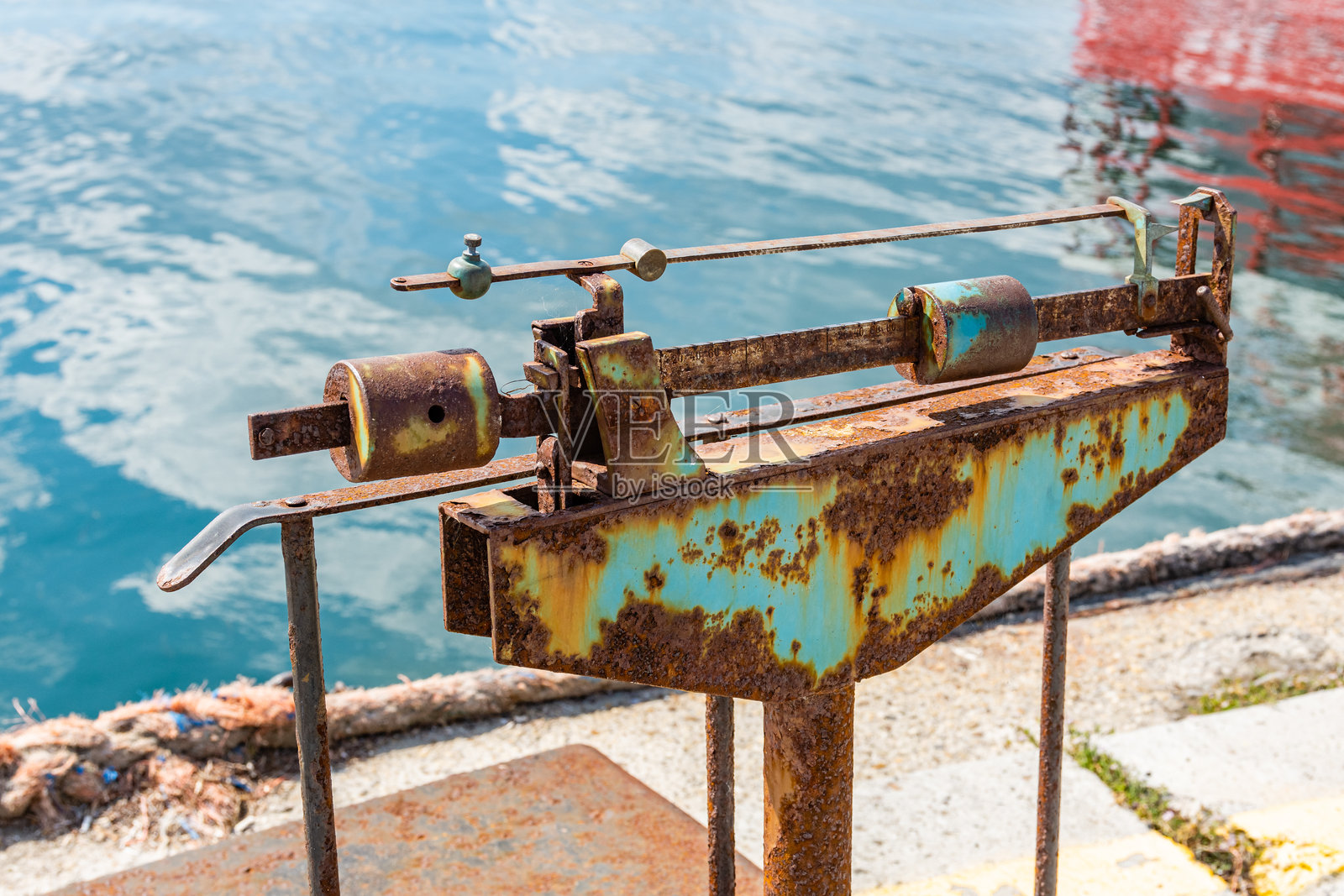 生锈的机械天平秤。工业秤照片摄影图片