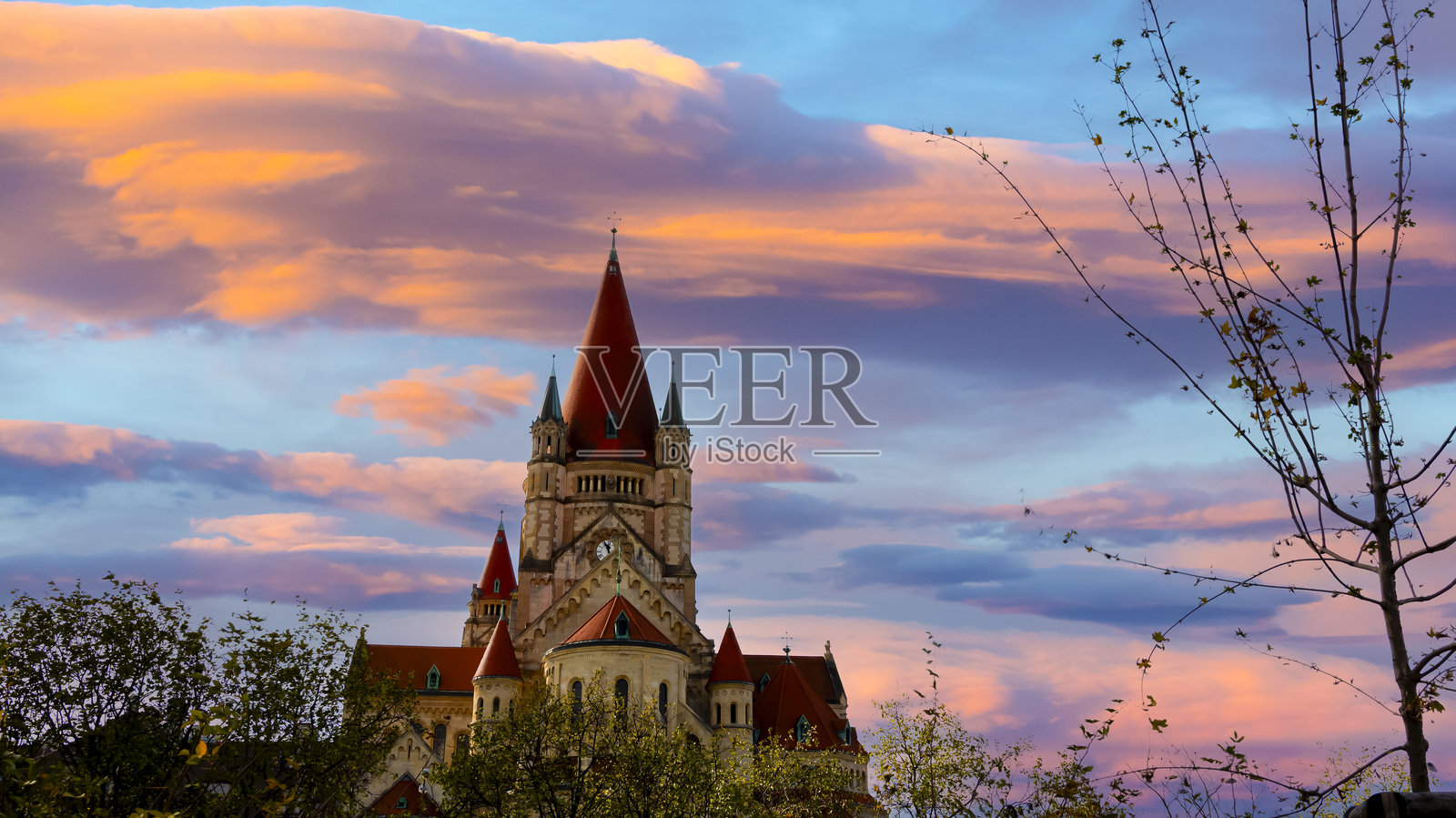 夕阳下的圣方济各堂,维也纳照片摄影图片