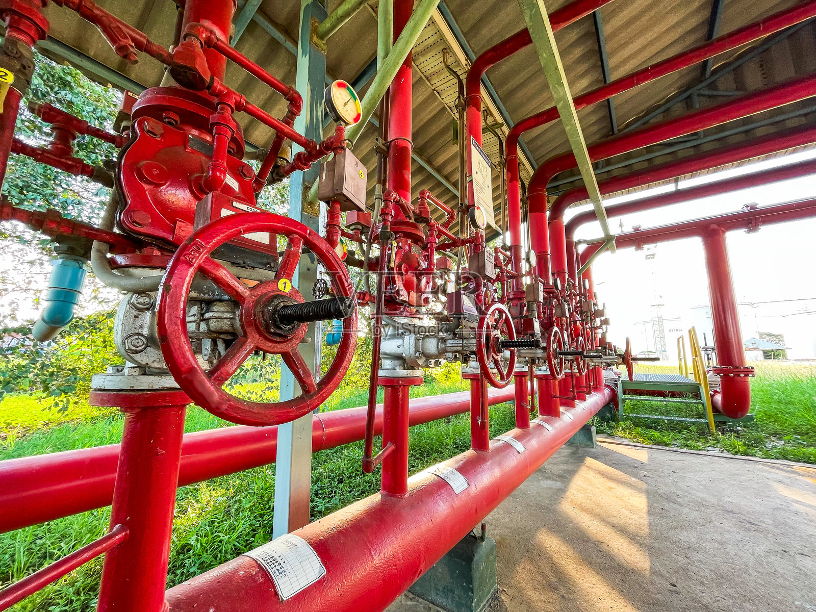 石油工业中的消防水控制阀系统照片摄影图片