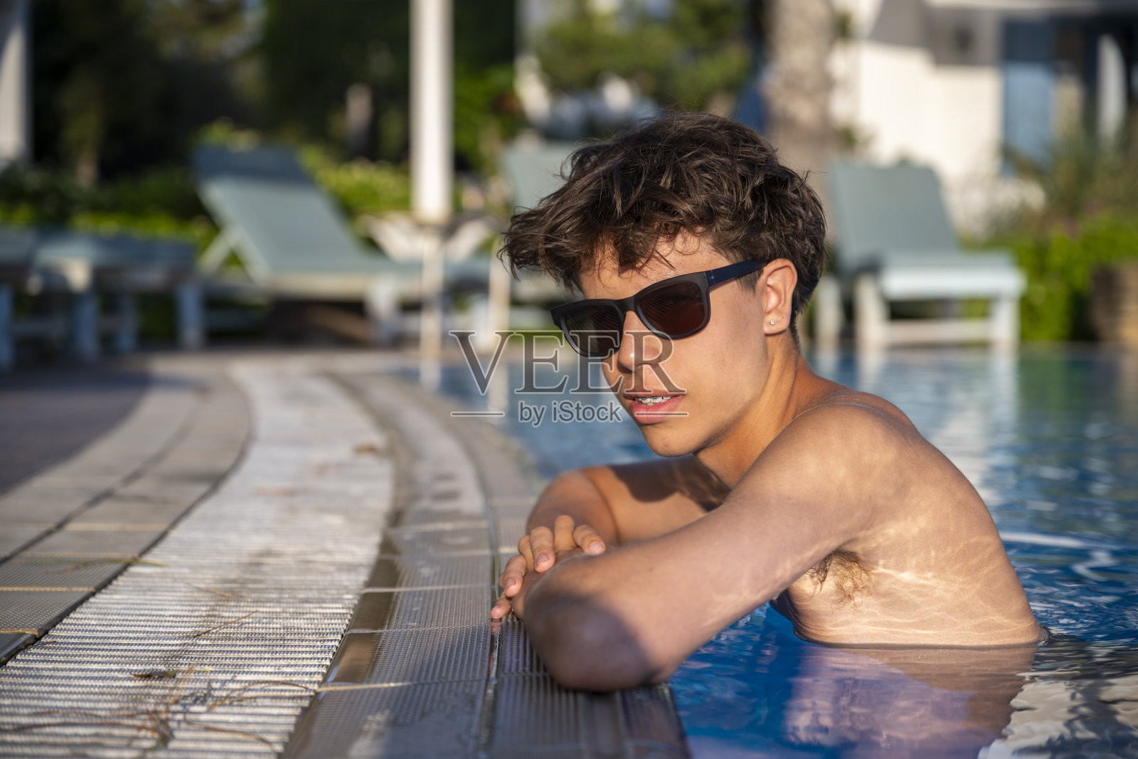 青少年享受夏日游泳照片摄影图片