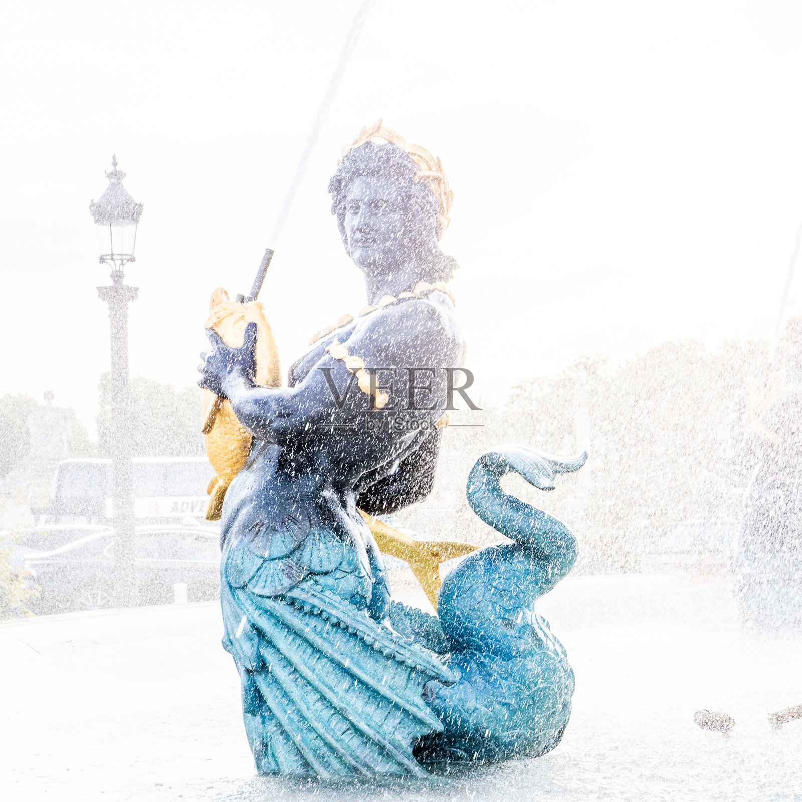 海神喷泉的高调视角,有神话人物和水花飞溅照片摄影图片